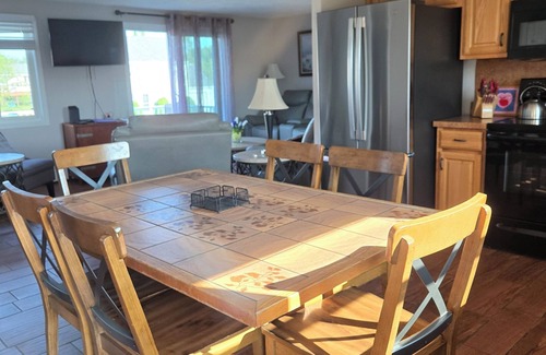 Eastward Look House | A/C 6Bd 2ba sleeps 12 walking distance Scarborough Beach Bonus rec-room w/bar