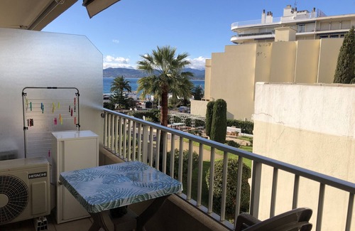 Saint-Raphael Apartment | A/C Studio for 2/3 - Near Beach and Shops - Free WiFi
