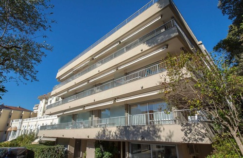 Saint-Raphael Apartment | A/C Studio for 2/3 - Near Beach and Shops - Free WiFi