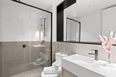 Carlton South Apartment | A Comfy & Charming 2BR Apt Near Melbourne Central