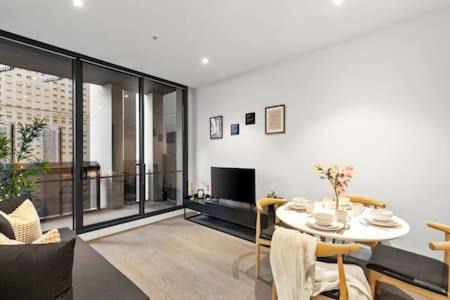 Carlton South Apartment | A Comfy & Charming 2BR Apt Near Melbourne Central