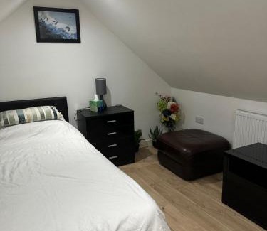 Gooshays Apartment | A Cosy and Spacious Studio Flat