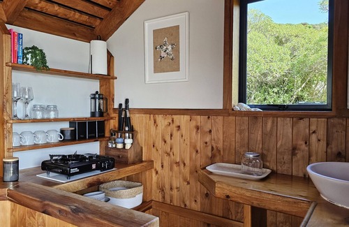 Nelson Region Cabin | A cute secluded hut with ocean views