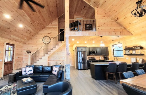 Logan Cottage | A fairytale like Cottage tucked in the woods: hot tub/wi-fi/game room/firepit!