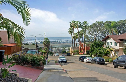 Middletown Apartment | A King’s View in Mission Hills Apartment