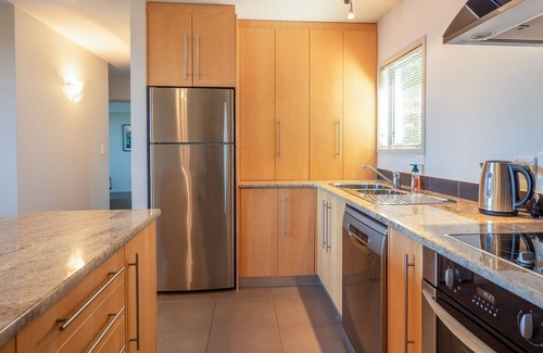 Kaiteriteri Apartment | A modern and convenient apartment close to the beach and with a fenced pool