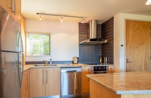 Kaiteriteri Apartment | A modern and convenient apartment close to the beach and with a fenced pool