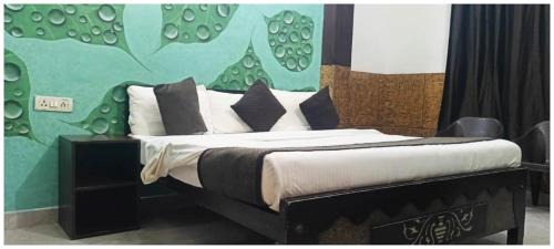 Mathura Hotel | A PREMIUM HOTEL N A N D # P A L A C E - Near Sri Krishna Janambhoomi - Mathura Railway Juction - Parking and Wifi Facilities - Air Conditioning Luxury Room - A Top Rated Four Star Hotel