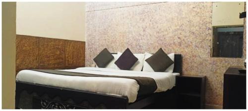 Mathura Hotel | A PREMIUM HOTEL N A N D # P A L A C E - Near Sri Krishna Janambhoomi - Mathura Railway Juction - Parking and Wifi Facilities - Air Conditioning Luxury Room - A Top Rated Four Star Hotel