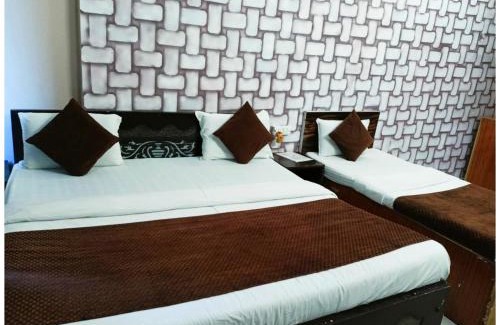 Mathura Hotel | A PREMIUM HOTEL N A N D # P A L A C E - Near Sri Krishna Janambhoomi - Mathura Railway Juction - Parking and Wifi Facilities - Air Conditioning Luxury Room - A Top Rated Four Star Hotel