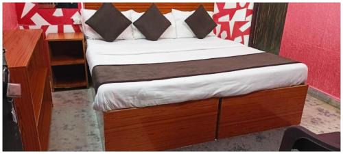 Mathura Hotel | A PREMIUM HOTEL N A N D # P A L A C E - Near Sri Krishna Janambhoomi - Mathura Railway Juction - Parking and Wifi Facilities - Air Conditioning Luxury Room - A Top Rated Four Star Hotel