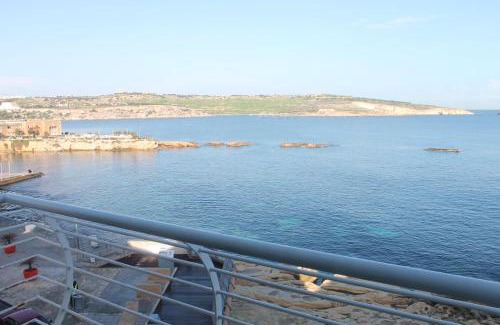 St. Paul's Bay Apartment | A Seafront Home away from home