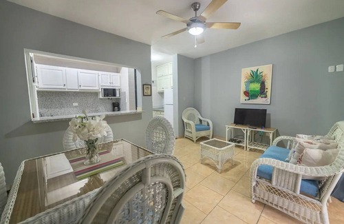 ProCab Apartment | A short walk to shop and beach, lovely Ground-floor condo with pool