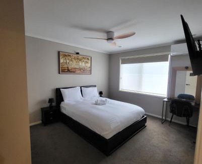 Craigieburn House | A slice of Melbourne! Room 1