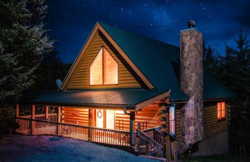 Sevierville House | A Smoky Mountain Lake Cabin - Spacious Smoky Mountain Getaway Perfect for Families & Groups