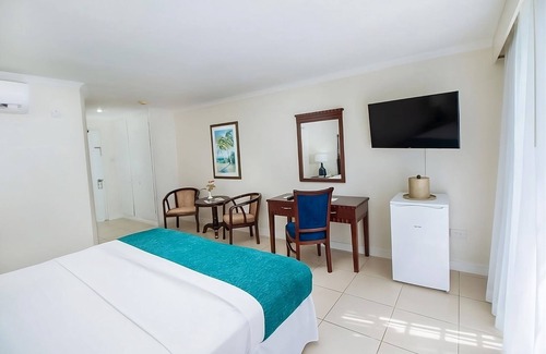 Rodney Bay Hotel | A Stone's Throw Away from Reduit Beach & Rodney Bay Marina! FREE Shuttle, Pool!