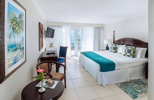Rodney Bay Hotel | A Stone's Throw Away from Reduit Beach & Rodney Bay Marina! FREE Shuttle, Pool!