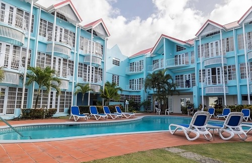 Rodney Bay Hotel | A Stone's Throw Away from Reduit Beach & Rodney Bay Marina! FREE Shuttle, Pool!