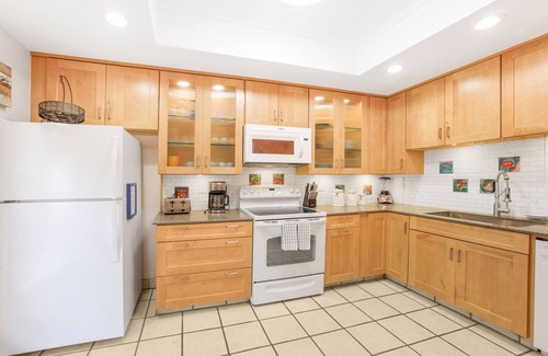 Avalon Condo | A04 - Beautiful Townhouse Style Bahia Vista Condo, POOL, BBQ, 2.5baths