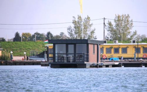 Abadszalok Apartment | Abádszalóki Tiszavirág Úszóház