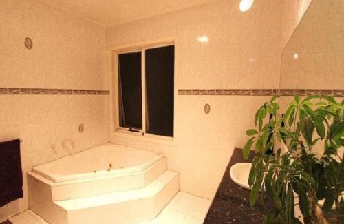 Abbotsford House | Abbotsford Private Rooms & Pods - 15 Charles Homestay