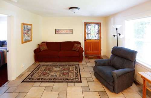 Ashland Cottage | ABBOTT'S COTTAGES- Cardinal cottage. 1 bedroom/1 bath, short walk to downtown!