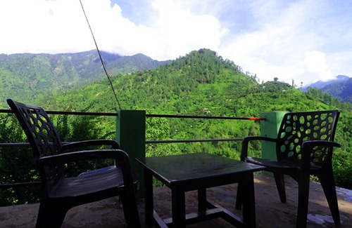 Gushaini House | ABOUT TIRTHAN HILL TOP HOMESTAY
