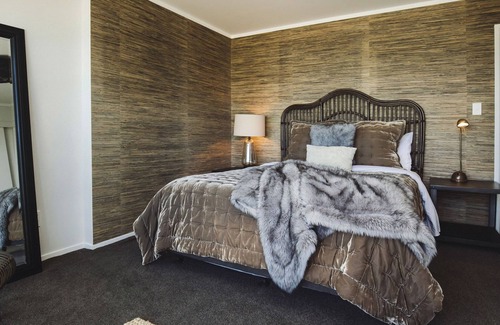 Oakura House | Absolute Beachfront Spa Pool