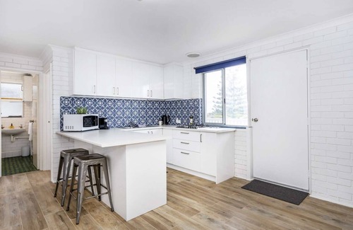 Singleton Apartment | Absolute beachfront! Freshly renovated beachy apartment. Free WIFI