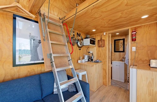 Pukehina House | ABSOLUTE BEACHFRONT TINYHOUSE, STUNNING VIEWS, SPA POOL, BBQ, FREE WIFI AND SKY TV!!