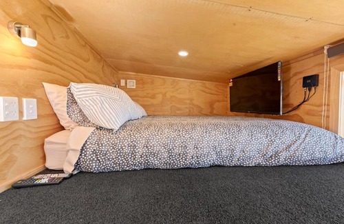 Pukehina House | ABSOLUTE BEACHFRONT TINYHOUSE, STUNNING VIEWS, SPA POOL, BBQ, FREE WIFI AND SKY TV!!