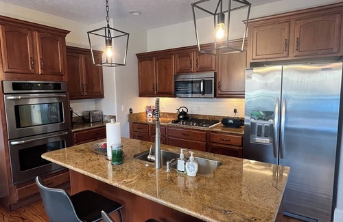 Notre Dame Condo | Accross the street from Notre Dame - Spacious 5-bedroom Condo in Stadium Village