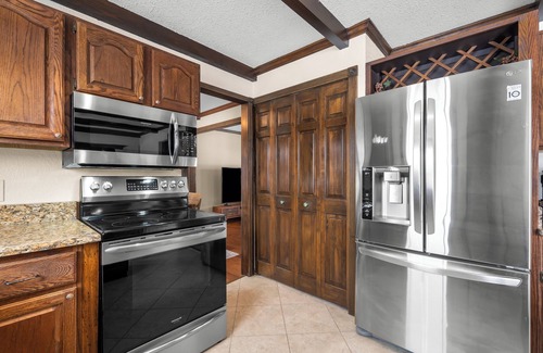 Grand Blanc House | Acorn House - 3 bedroom home with an inground pool, hot tub and a gas fireplace!