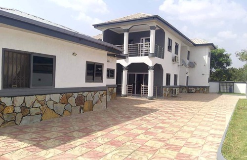 Adentan Apartment | Adenta-accra - 3 Beds - Sleeps 6 - Private Parking
