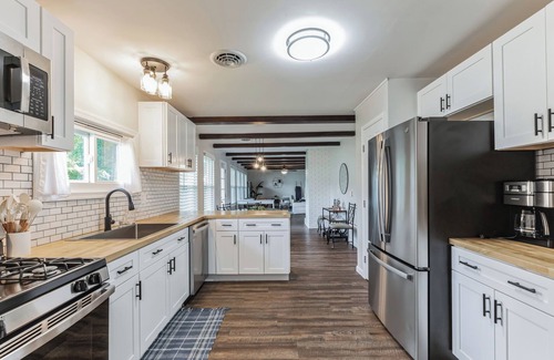 Newark House | Adorable bungalow fully furnished - month to month rental.