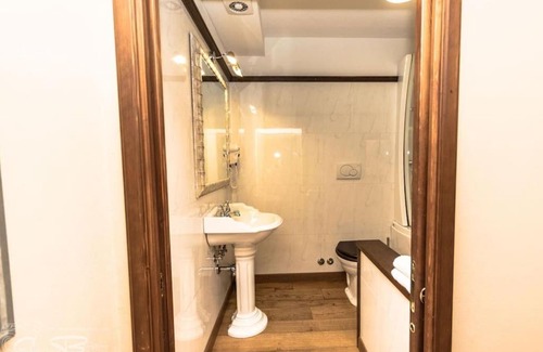 Isolotto Apartment | Adorable Suite By Villa Il Mosaico