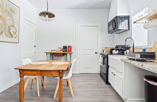 Central Oklahoma City Apartment | Adorned Studio 3min-asian Dist Rain Shower