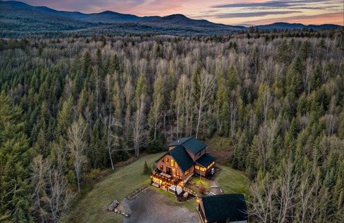 Sunday River Area Cabin | Adventure&Wellness ~Hot Tub ~Sauna ~Theater ~Boot Room ~15min to Sunday River