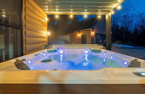 Sunday River Area Cabin | Adventure&Wellness ~Hot Tub ~Sauna ~Theater ~Boot Room ~15min to Sunday River