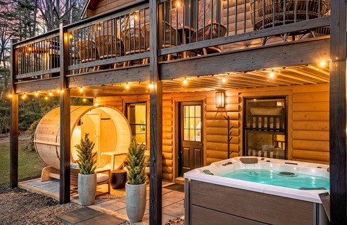 Sunday River Area Cabin | Adventure&Wellness ~Hot Tub ~Sauna ~Theater ~Boot Room ~15min to Sunday River