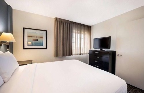 Troy Hotel | Affordability Meets Comfort! 3 Great Units, Near Leo Burnett Greenspace