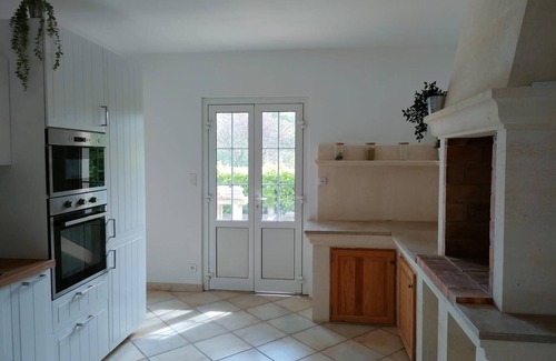Lagnes House | Air-conditioned family home with swimming pool, near L'Isle-sur-la-Sorgue