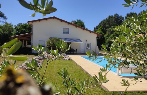 Biganos Villa | Air-conditioned villa in a quiet area on the edge of a forest, rated 4*.