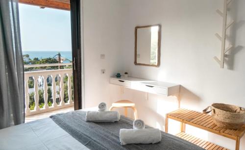 Alikanas Apartment | Airy Flat at Xenios Avlais