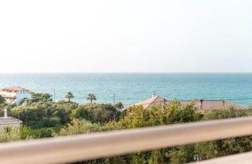 Alikanas Apartment | Airy Flat at Xenios Avlais