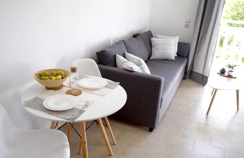 Alikanas Apartment | Airy Flat at Xenios Avlais
