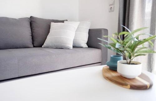 Alikanas Apartment | Airy Flat at Xenios Avlais