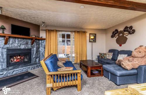 Abbott Loop House | Alaskan Moose Village in the Heart-o-Town!