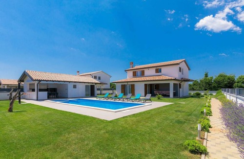 Liznjan House | Alba Rossa 106.1