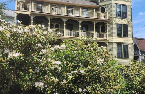 Chautauqua Condo | Aldine Bowman Suite STUNNING updated 2-bdrm w/lake views in the heart of CHQ!